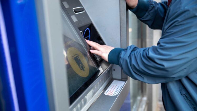 Adiós a los cajeros automáticos tradicionales: entra en vigor la nueva normativa y esta será la manera de sacar dinero a partir de ahora 1 Adiós a los cajeros automáticos tradicionales