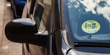 La DGT estudia imponer nuevas pegatinas para coches