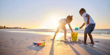 Consejos de los expertos que debes aplicar si vas a la playa con tus hijos