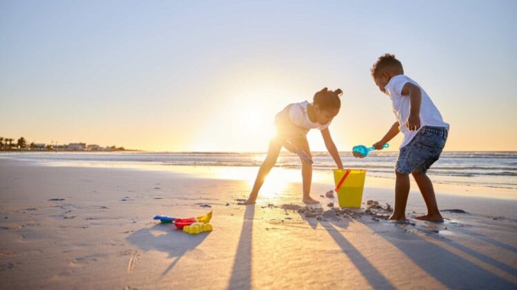 No solo protección solar: estos son los consejos de los expertos que debes aplicar si vas a la playa con tus hijos este verano 1 Consejos de los expertos que debes aplicar si vas a la playa con tus hijos