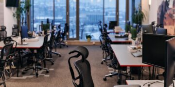 Despiden a 8.000 trabajadores, los sustituyen por IA