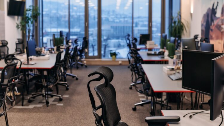 Despiden a 8.000 trabajadores, los sustituyen por IA