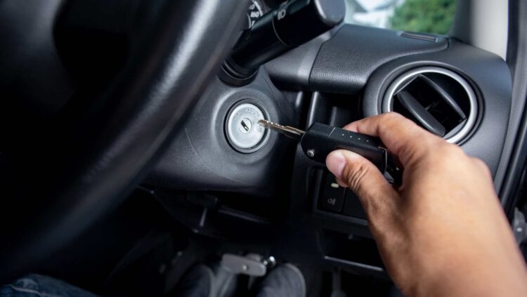 Arrancar su coche sin batería