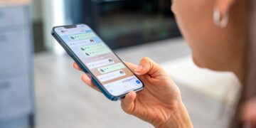 Intentó ligar por WhatsApp con una clienta y terminó sancionado