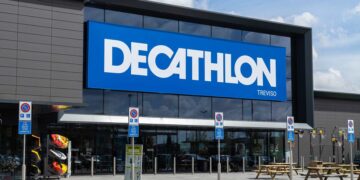 Decathlon lo vuelve a hacer: esta sombrilla tiene hasta posavasos