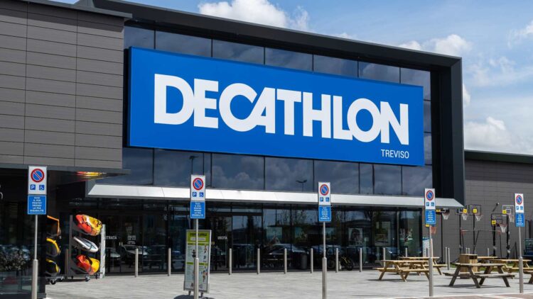Decathlon lo vuelve a hacer: esta sombrilla tiene hasta posavasos