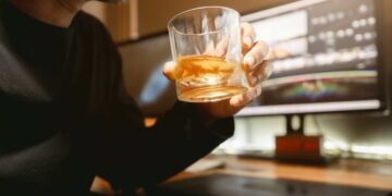 Le echan por beber alcohol mientras trabajaba