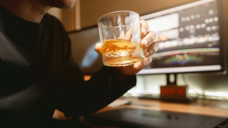 Le echan por beber alcohol mientras trabajaba y la justicia dice que es improcedente: esto motivó la sorpresa del tribunal 1 Le echan por beber alcohol mientras trabajaba