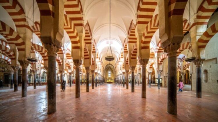 Es oficial: la Alhambra deja de ser el monumento español más visitado tras verse superado por este otro 1 La Alhambra deja de ser el monumento español más visitado