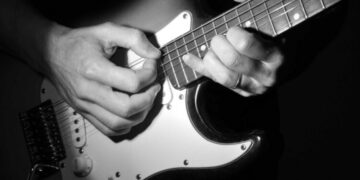 Le pillan tocando la guitarra estando de baja