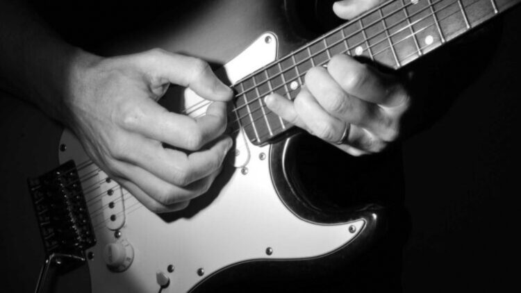 Le pillan tocando la guitarra estando de baja