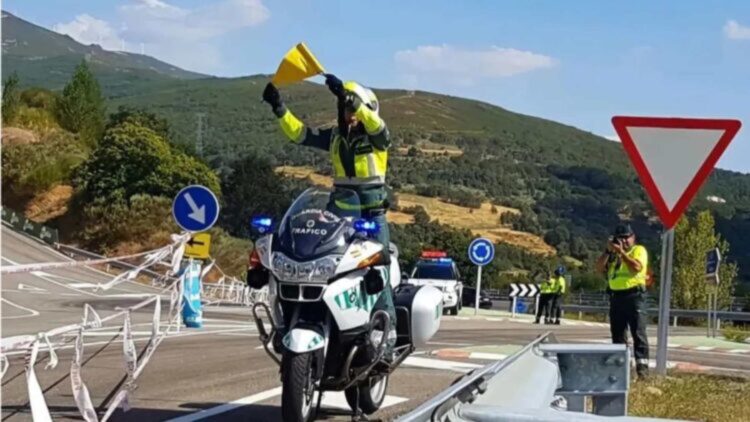 Si te sacan un banderín amarillo en carretera esto es lo que significa
