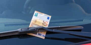 El riesgo que corre tu coche si encuentras un billete de 50 €