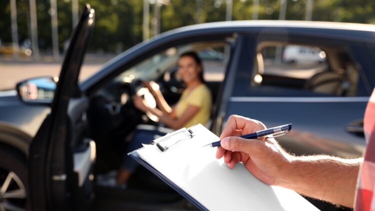 Ya puedes sacarte el carnet de conducir en inglés en España