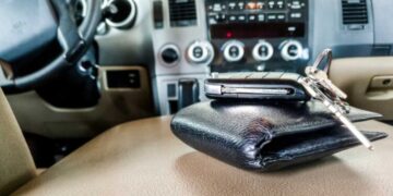 Lo que nunca debes dejar dentro del coche