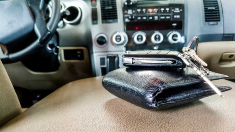 Lo que nunca debes dejar dentro del coche
