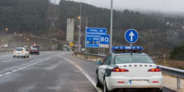Le dan el alto en la carretera, huye del control