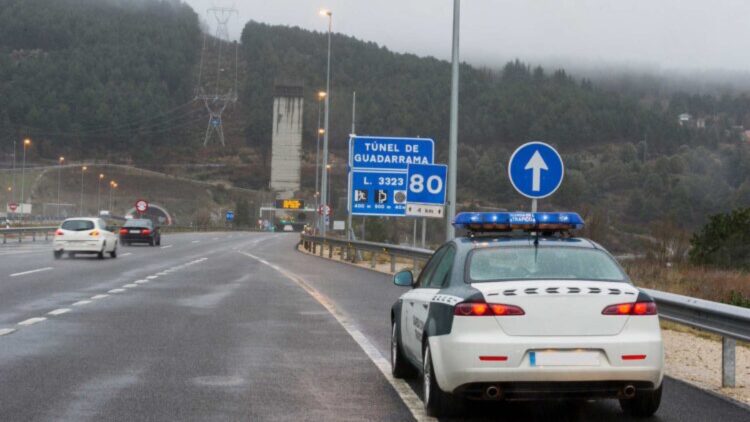 Le dan el alto en la carretera, huye del control