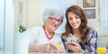 Fomenta que los nietos les ayuden a apuntarse en el Imserso