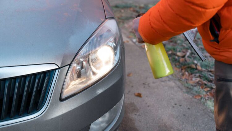 Sí, limpiar los faros de tu coche es aburrido, pero es conveniente hacerlo: estas son las razones 1 Limpiar los faros de tu coche es aburrido, pero es conveniente