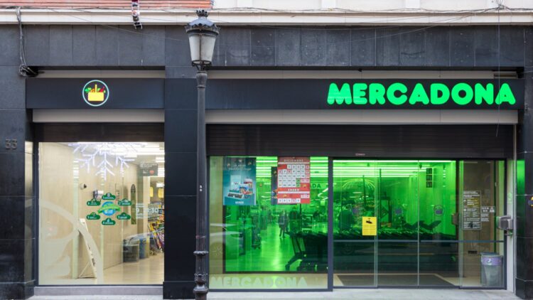 Es despedido por beber zumo del Mercadona mientras trabaja