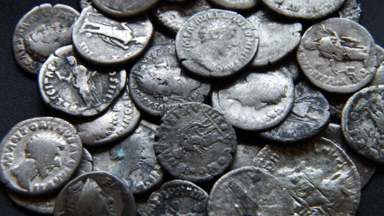 Encuentran más de 140 monedas de oro romanas: el valor del increíble hallazgo supera al de un piso en Madrid 1 Encuentran más de 140 monedas de oro romanas