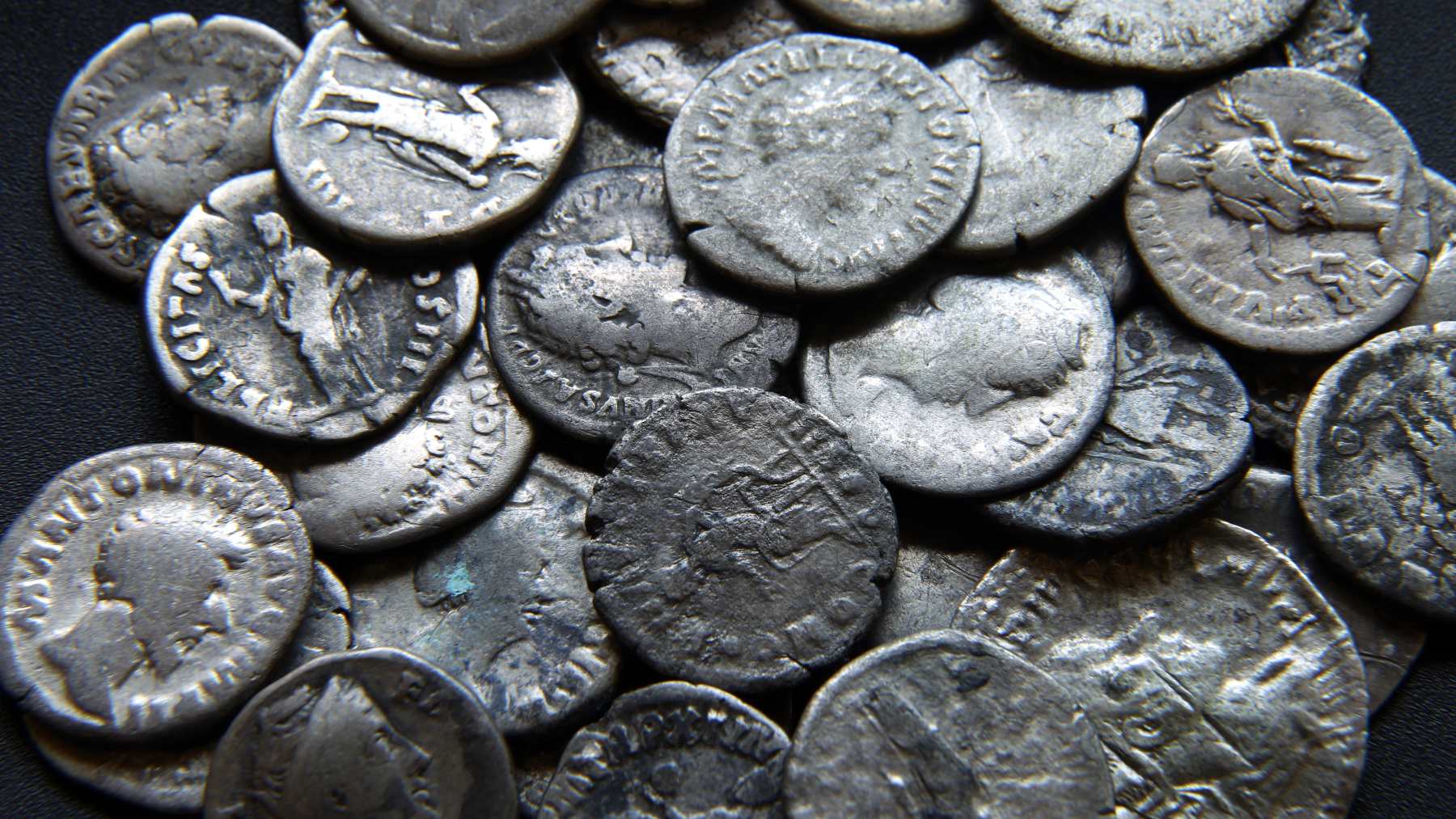 Encuentran más de 140 monedas de oro romanas