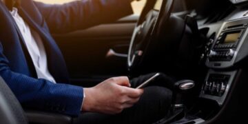 Anulan una multa de la DGT por hablar por el móvil