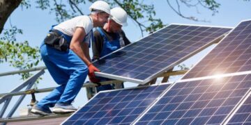 Instalan paneles solares en su casa para ahorrar en luz