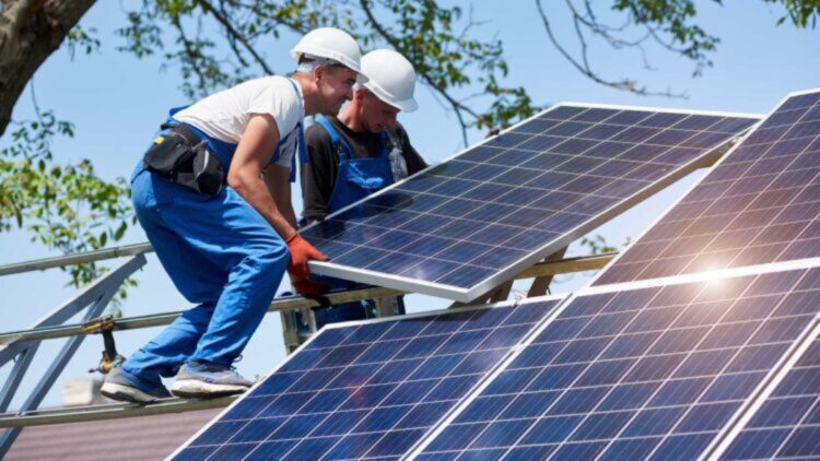 Instalan paneles solares en su casa para ahorrar en luz