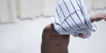 Pasear por la calle sin camiseta está prohibido