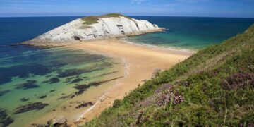 Esta playa cántabra te hará sentir en el fin del mundo