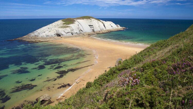 Ni Caribe ni Maldivas: esta playa cántabra te hará sentir en el fin del mundo (y tiene una cascada secreta) 1 Esta playa cántabra te hará sentir en el fin del mundo