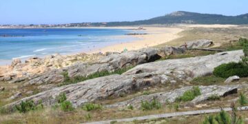 Esta playa escondida en Galicia tiene dunas de arena