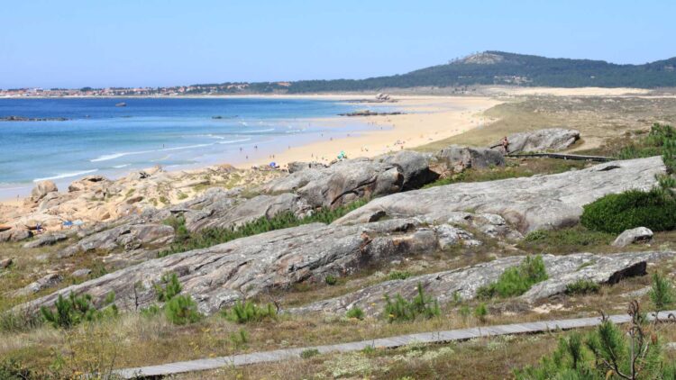 Esta playa escondida en Galicia tiene dunas de arena