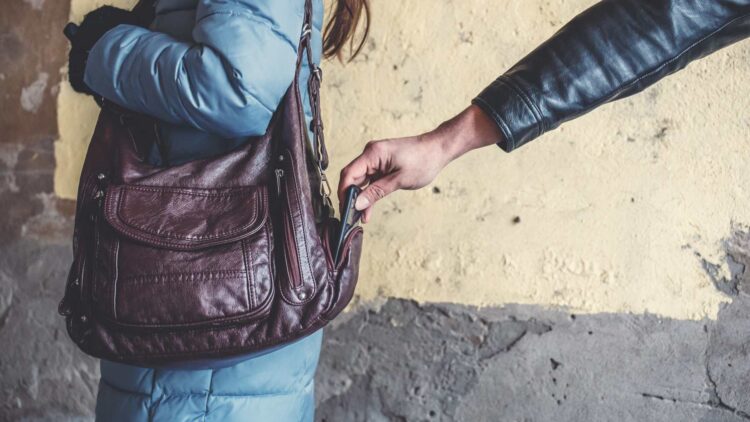 Se olvida el móvil en el avión, consigue rastrear su ubicación