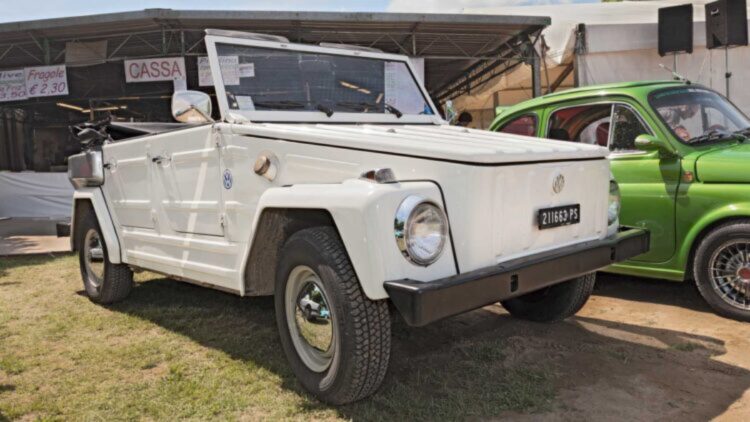 Los coches clásicos que vuelven a estar de moda para ir a la playa