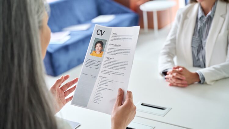 Confirmado por expertos: este es el castigo que impone la ley por falsificar un currículum y que debería alertarte de no hacerlo 1 Este es el castigo que impone la ley por falsificar un currículum