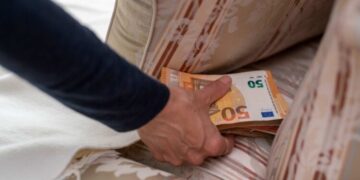 Un hombre compra un sofá en el mercadillo y sale ganando