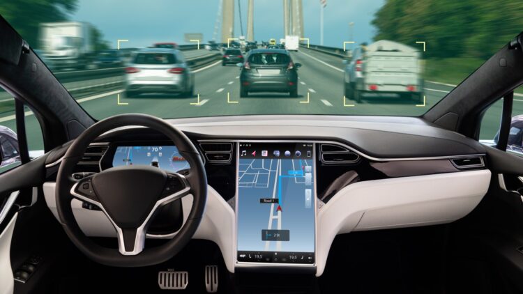 Se duerme al volante de un Tesla y acaba perseguido por la policía