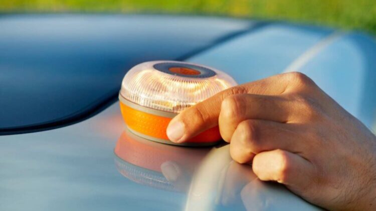 Alerta de la OCU: esta es la multa que te arriesgas a recibir a partir de enero si has hecho esto con tus luces de emergencia V16 1 Si has hecho esto con tus luces de emergencia V16
