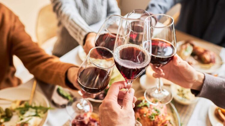 Un cardiólogo lo confirma: este es el efecto real del vasito de vino que muchos se toman con la comida (y no es el que creías) 1 Efectos del vino