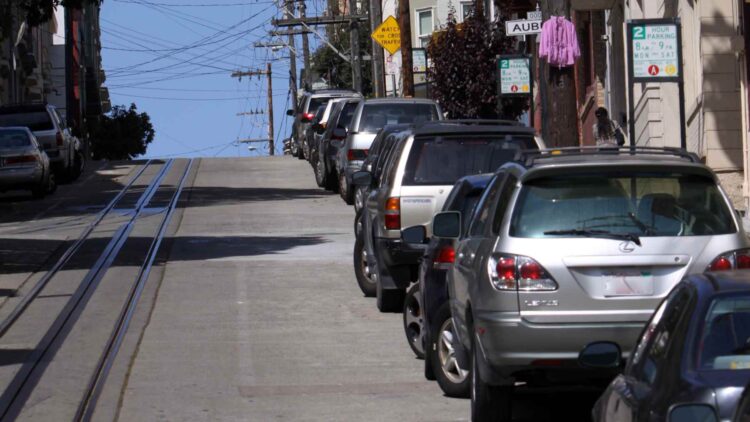 La marcha que debes poner al aparcar en cuesta arriba