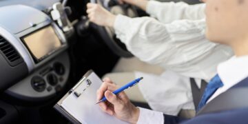 Pillan a un profesor de autoescuela dando clases sin certificado