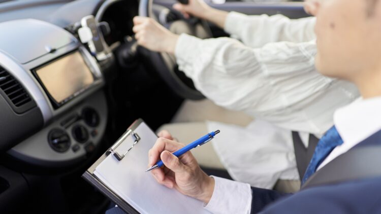 Pillan a un profesor de autoescuela dando clases sin certificado