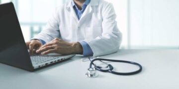 Un médico llena su agenda de citas falsas