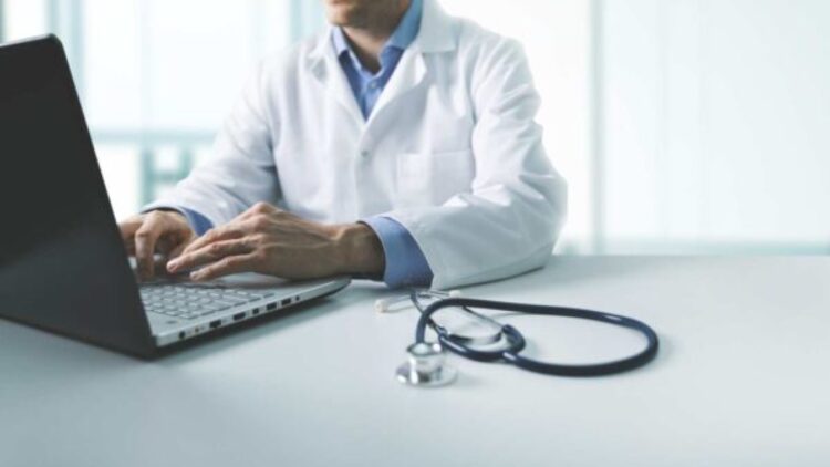 Un médico llena su agenda de citas falsas