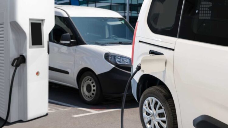 Malas noticias para los conductores: si quieres comprarte un coche eléctrico, deberás gastarte más por este detalle 1 Si quieres comprarte un coche eléctrico, deberás gastarte más