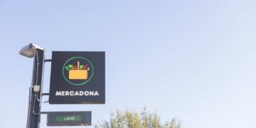 El rincón con mesas y microondas de Mercadona