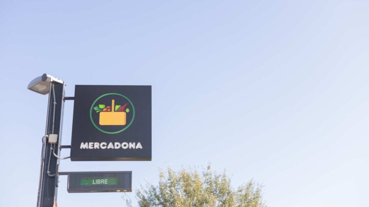 El rincón con mesas y microondas de Mercadona